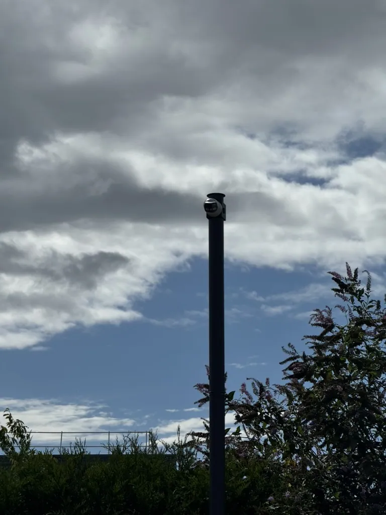 Caméra thermique sur mât pour la détection de départ de feu